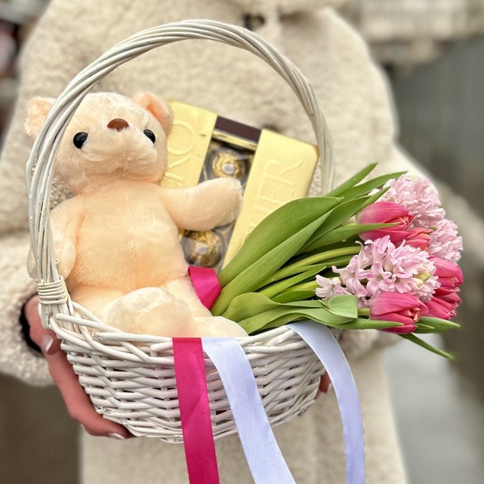 Подарочная корзина для радостного 8 марта