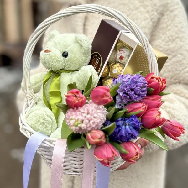 Подарочная корзина с игрушкой для веселого 8 марта