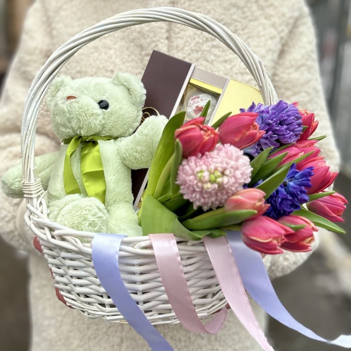 Подарочная корзина с игрушкой для веселого 8 марта