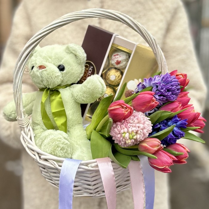 Подарочная корзина с игрушкой для веселого 8 марта