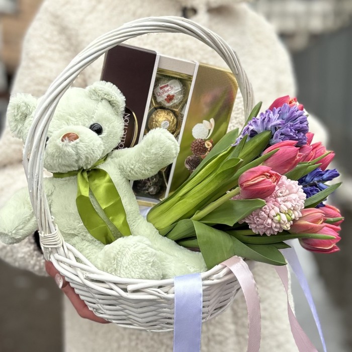 Подарочная корзина с игрушкой для веселого 8 марта