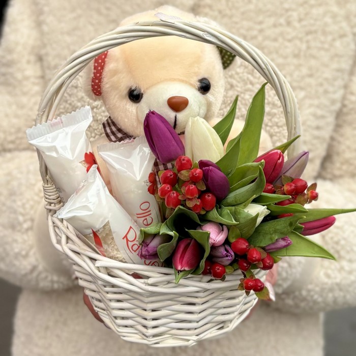 Подарочная корзина весенняя к 8 марта