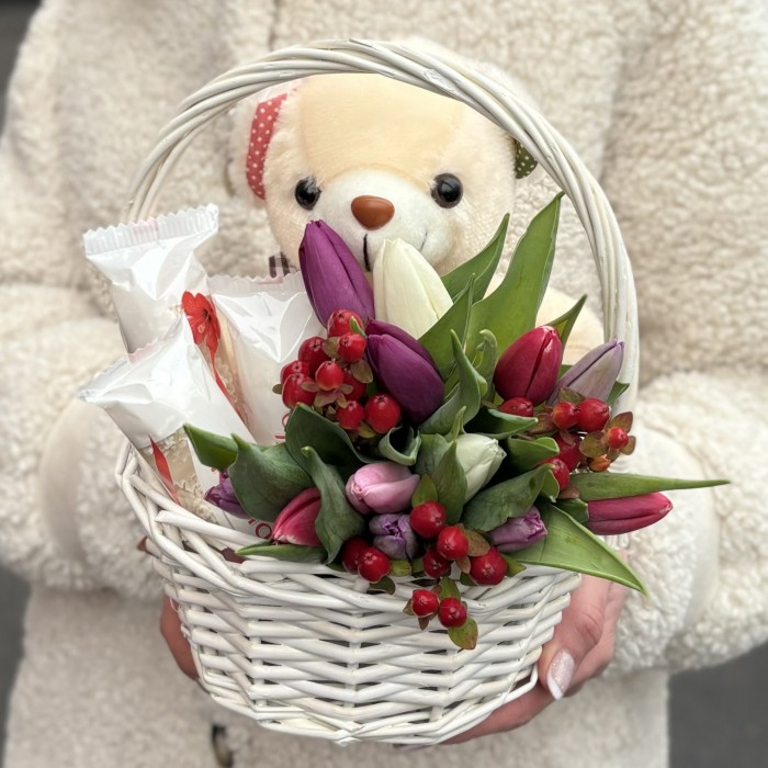 Подарочная корзина весенняя к 8 марта