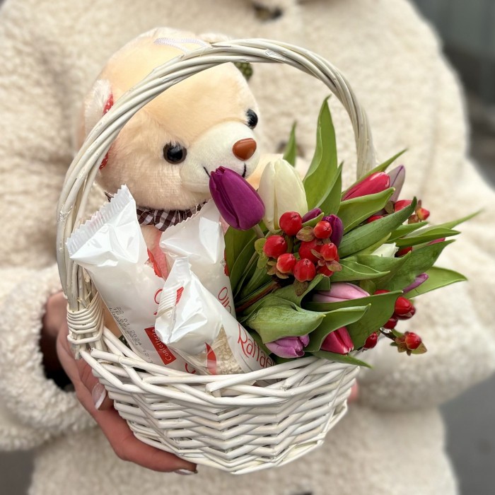 Подарочная корзина весенняя к 8 марта