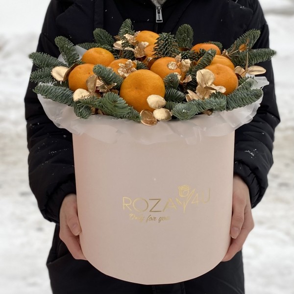 Подарочная новогодняя коробка с мандаринами