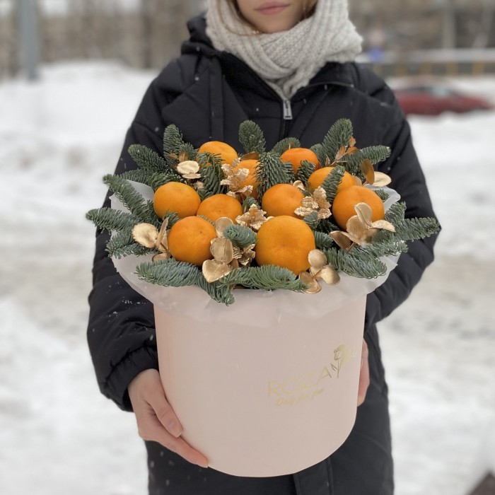 Подарочная новогодняя коробка с мандаринами