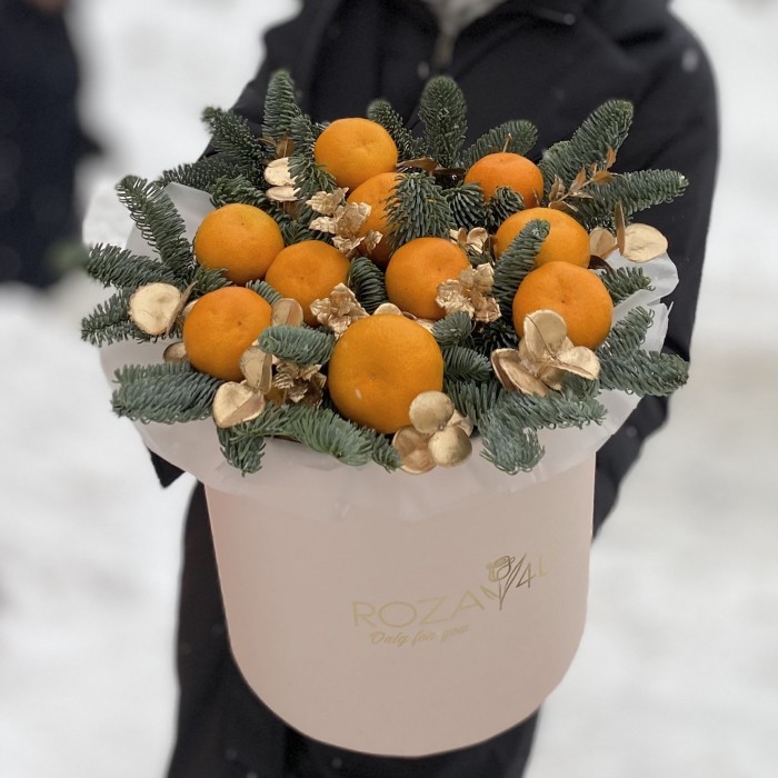 Подарочная новогодняя коробка с мандаринами