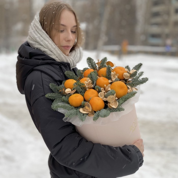 Подарочная новогодняя коробка с мандаринами