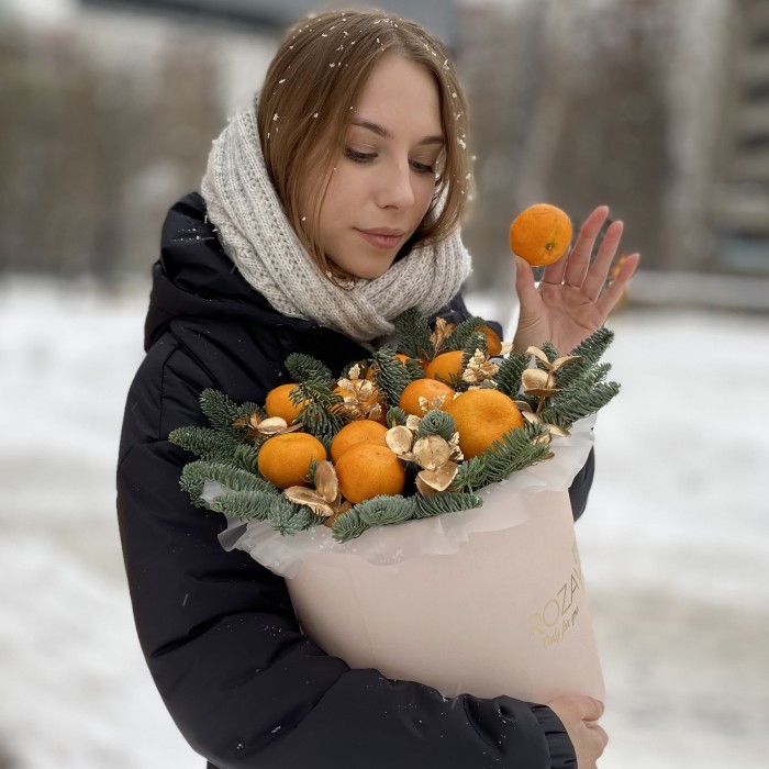 Подарочная новогодняя коробка с мандаринами