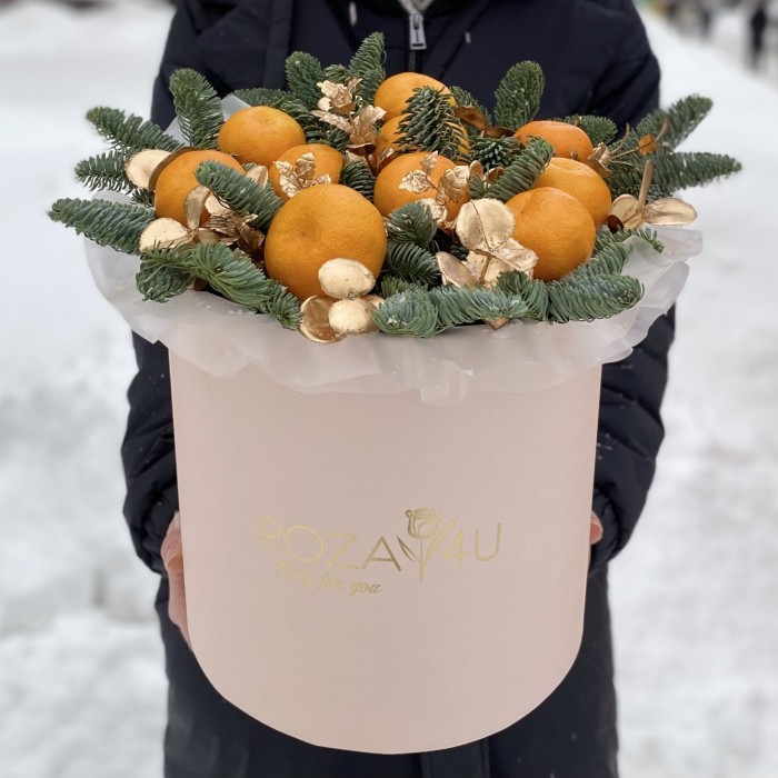 Подарочная новогодняя коробка с мандаринами