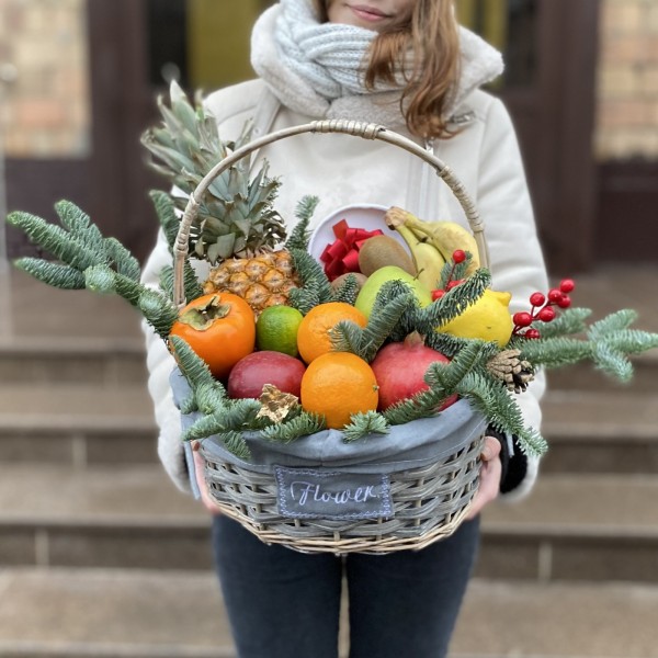 Новогодняя подарочная корзина с фруктами