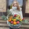 Новогодняя подарочная корзина с фруктами