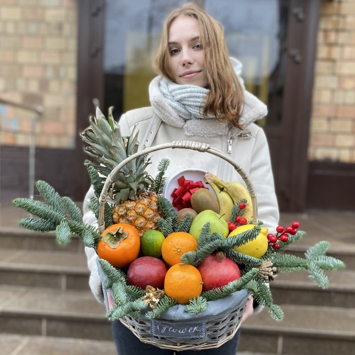 Новогодняя подарочная корзина с фруктами