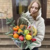 Новогодняя подарочная корзина с фруктами