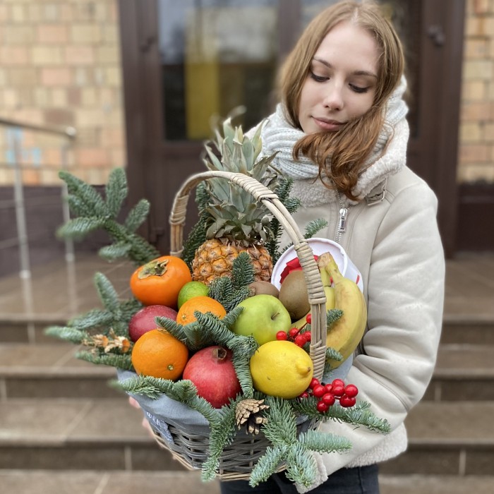 Новогодняя подарочная корзина с фруктами