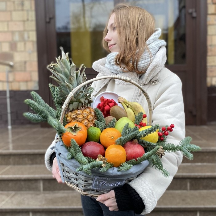 Новогодняя подарочная корзина с фруктами