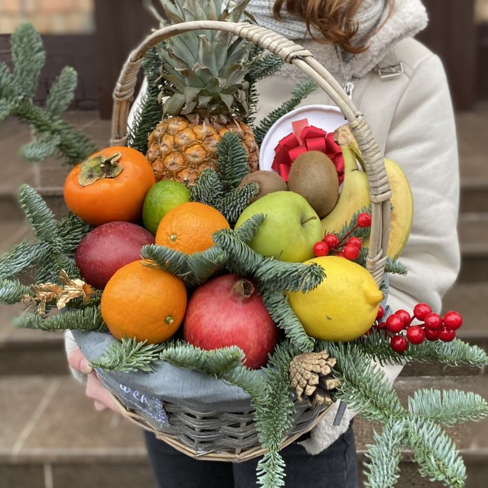 Новогодняя подарочная корзина с фруктами