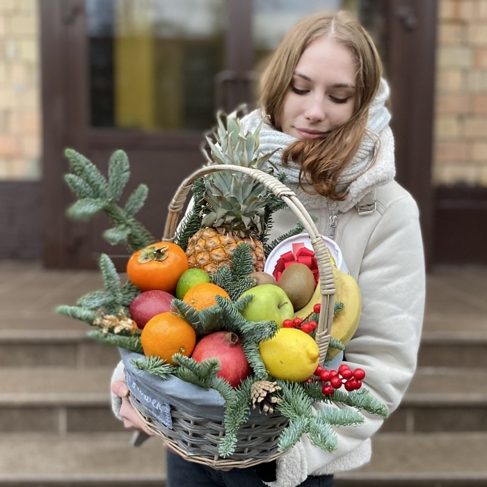 Новогодняя подарочная корзина с фруктами