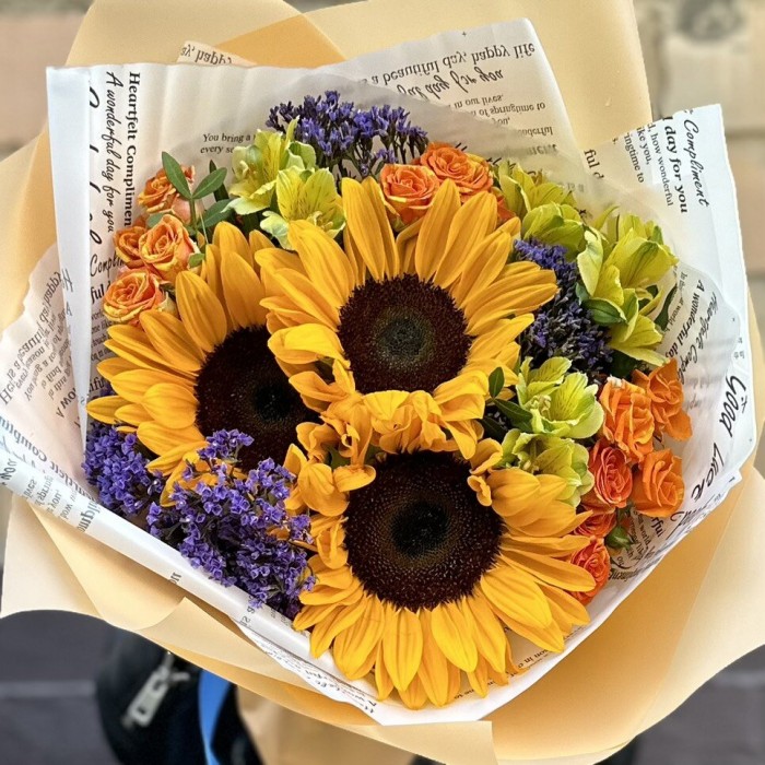 Подсолнухи с альстромерией