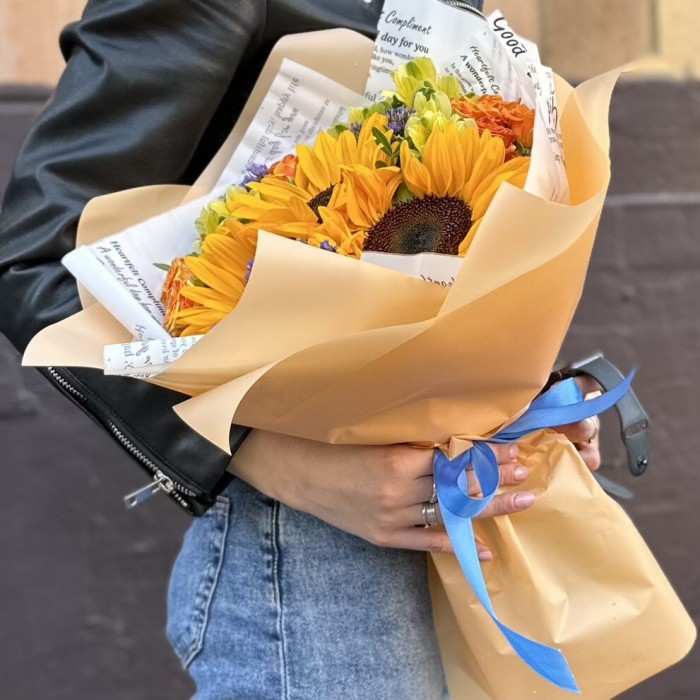 Подсолнухи с альстромерией