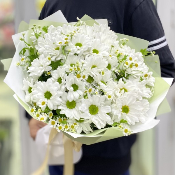 Полевой букет с ромашками и белыми хризантемами