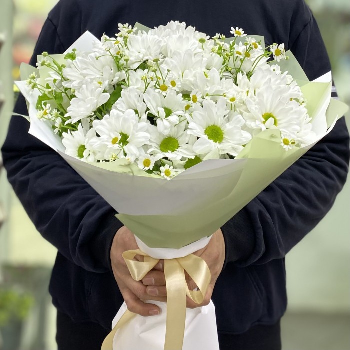 Полевой букет с ромашками и белыми хризантемами