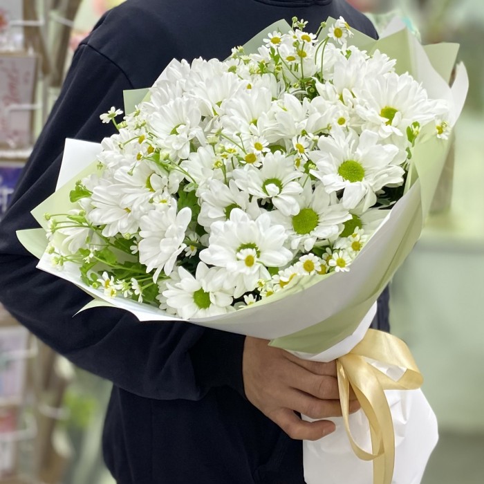 Полевой букет с ромашками и белыми хризантемами