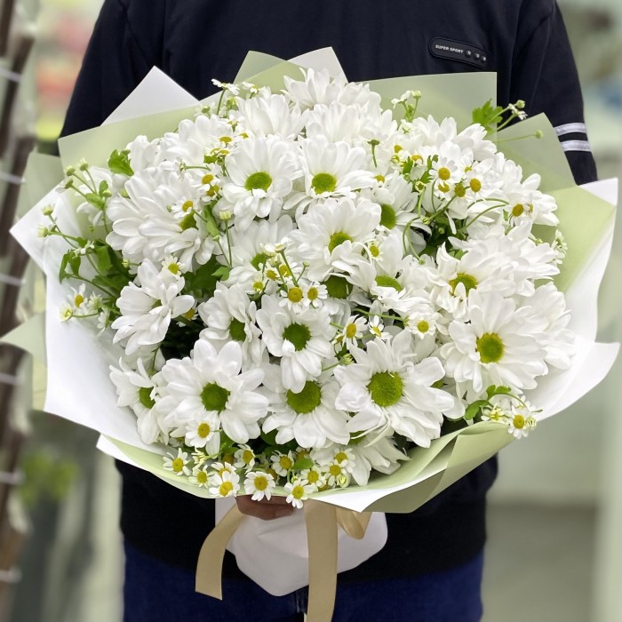 Полевой букет с ромашками и белыми хризантемами