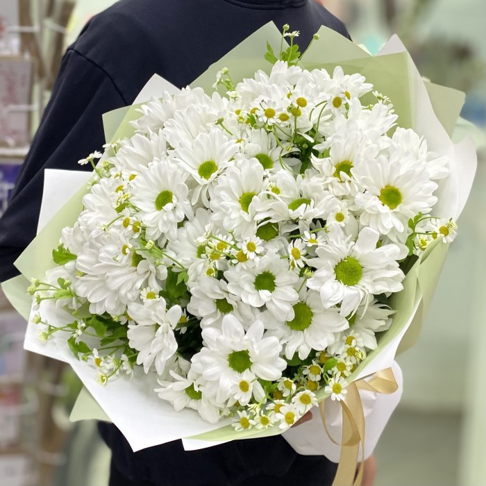 Полевой букет с ромашками и белыми хризантемами