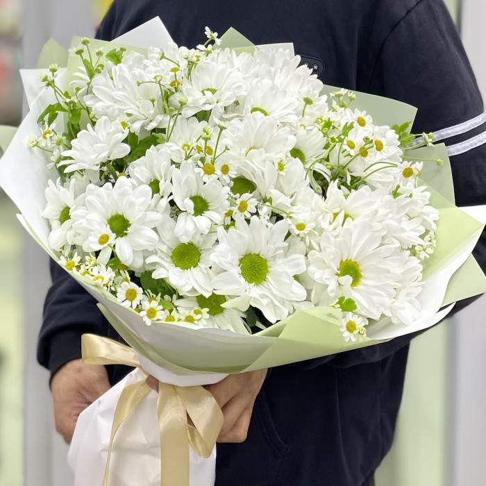 Полевой букет с ромашками и белыми хризантемами