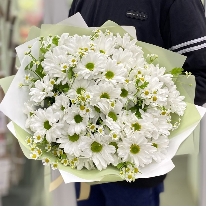 Полевой букет с ромашками и белыми хризантемами