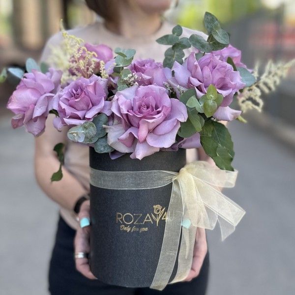 Пышная сиреневая роза в коробке