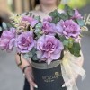 Пышная сиреневая роза в коробке
