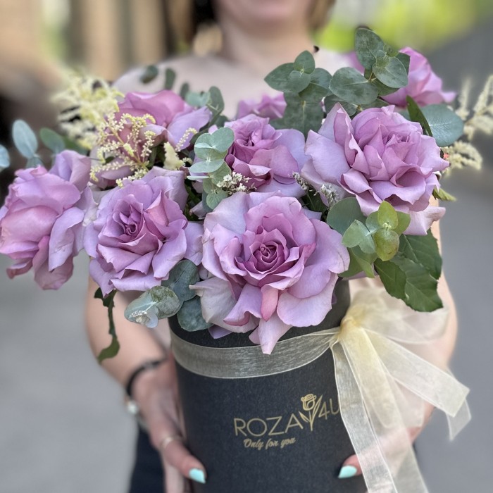 Пышная сиреневая роза в коробке