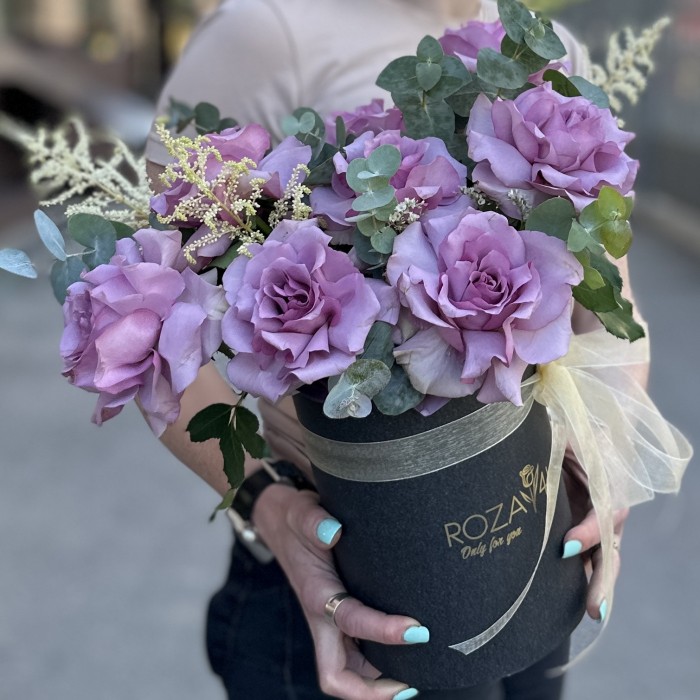 Пышная сиреневая роза в коробке