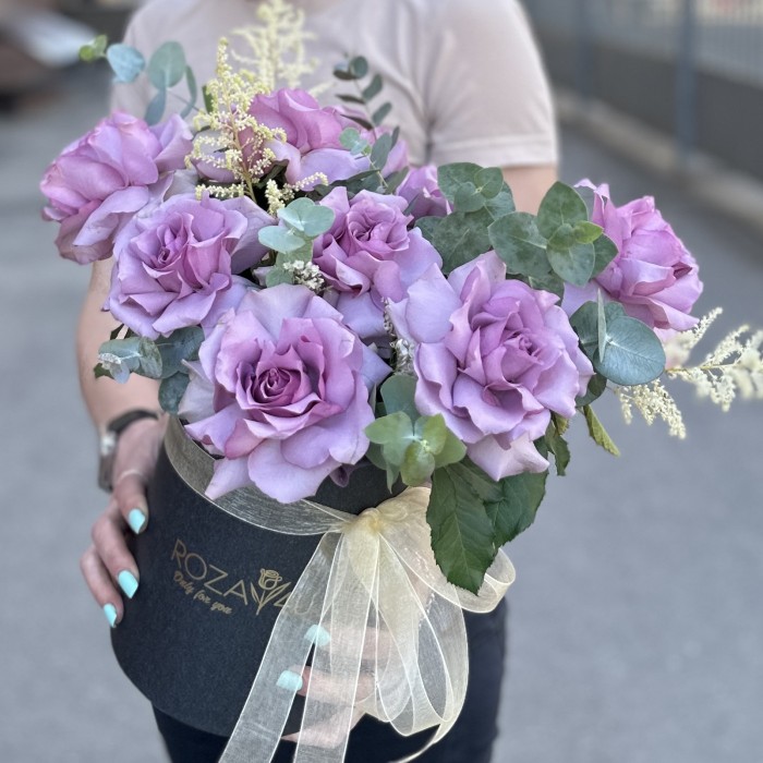 Пышная сиреневая роза в коробке