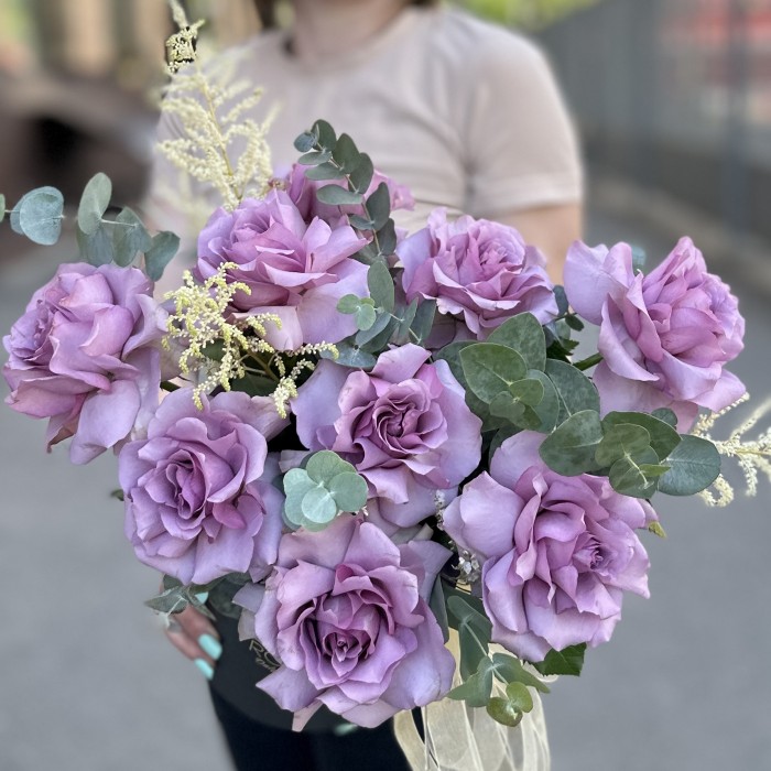 Пышная сиреневая роза в коробке