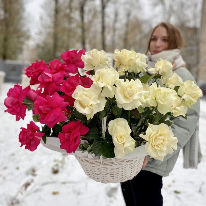 Пышные розы в корзине