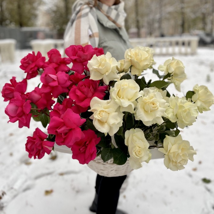 Пышные розы в корзине