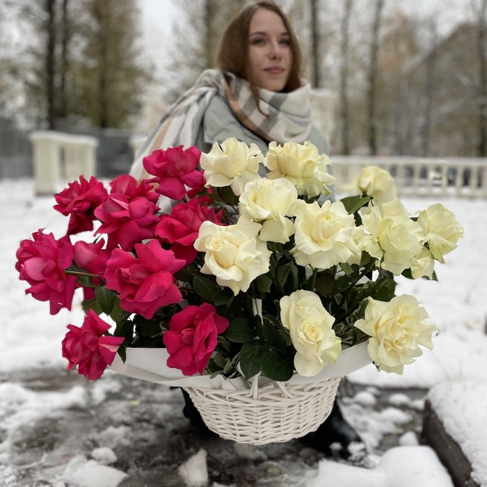 Пышные розы в корзине