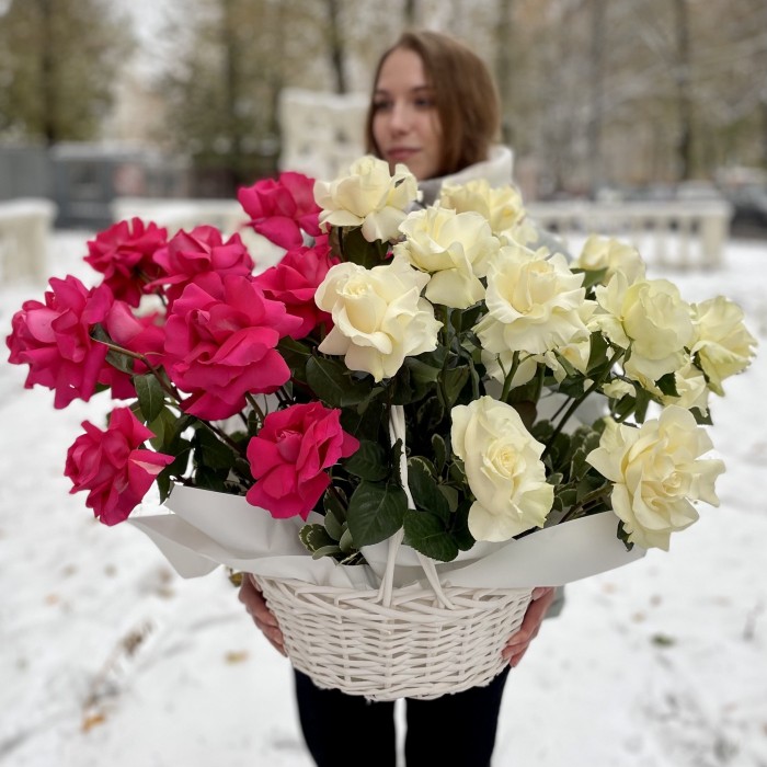 Пышные розы в корзине