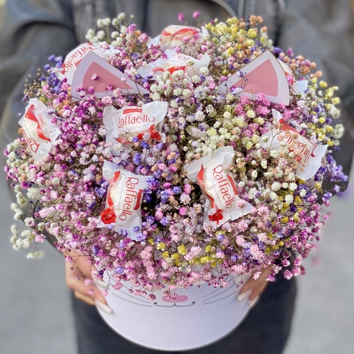 Радужная гипсофила в коробке Кошечка с конфетами