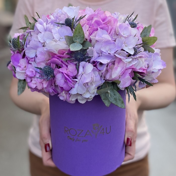 Радужная гортензия с эрингиумом в коробке