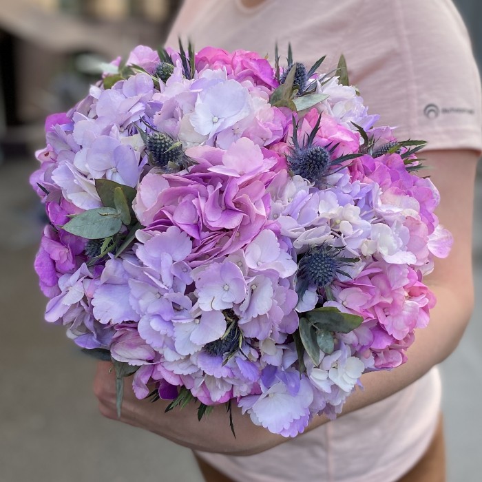 Радужная гортензия с эрингиумом в коробке