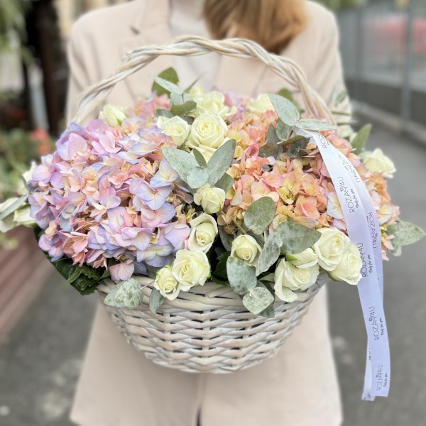 Радужная гортензия с кустовой розой в корзине
