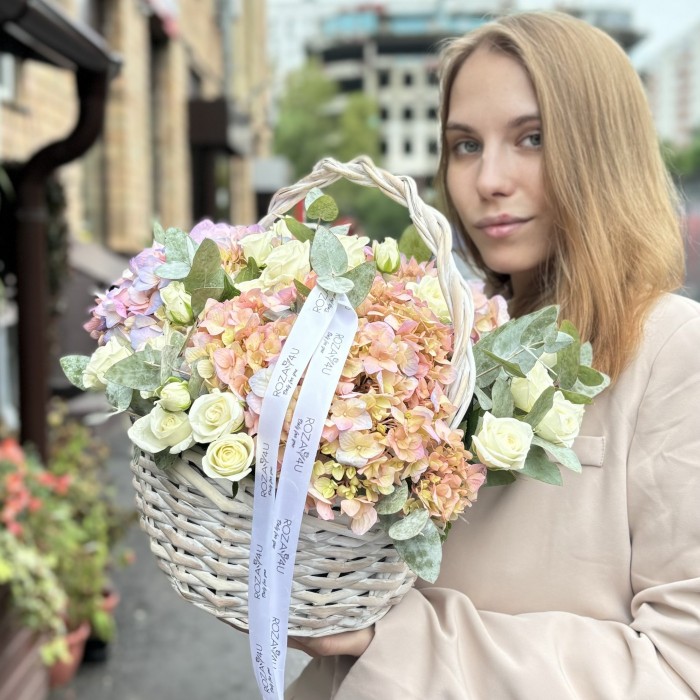 Радужная гортензия с кустовой розой в корзине