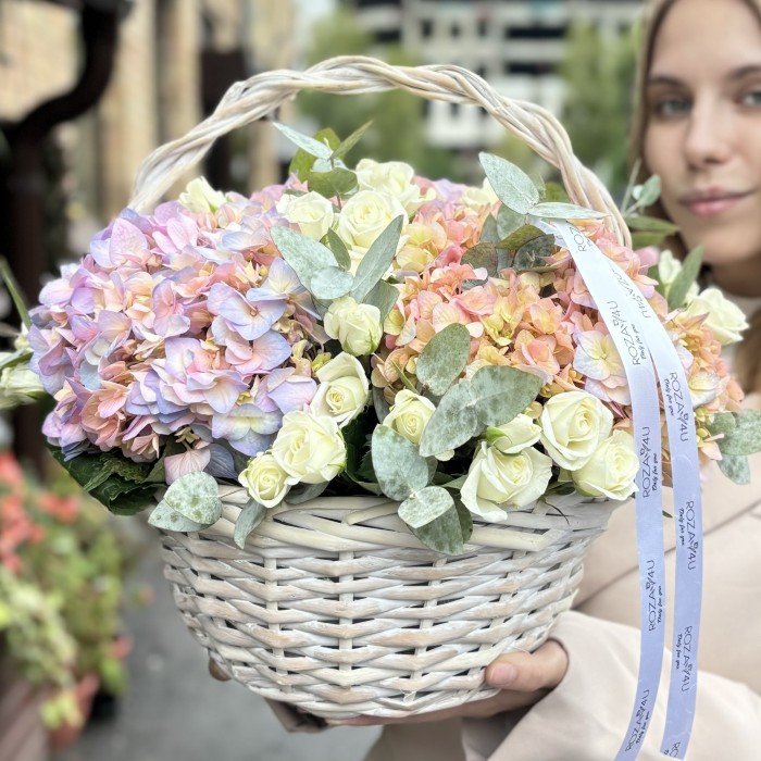 Радужная гортензия с кустовой розой в корзине