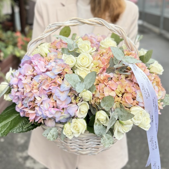 Радужная гортензия с кустовой розой в корзине