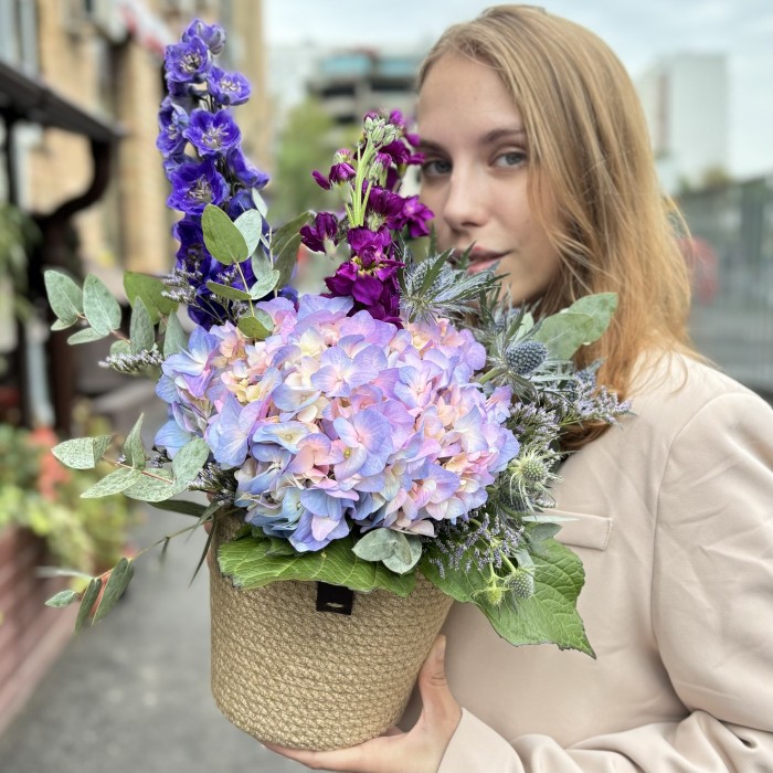 Радужная гортензия с маттиолой в кашпо