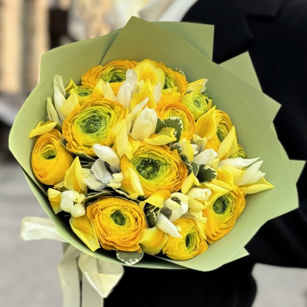Ранункулюс желтый с ирисами